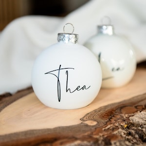 Stylish personalized Christmas bauble in real glass, 8 cm, glossy white
