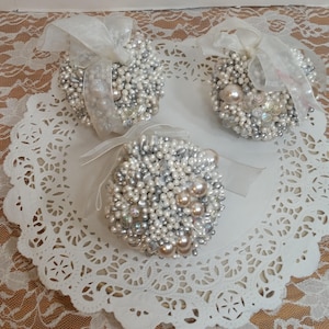 1 Beaded Ball Ornament (3.5in, pearl, silver, white)